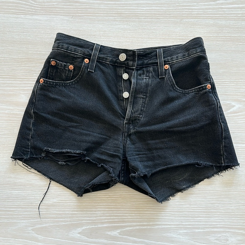 Women’s Black Levi Shorts Size 23 - Great Condition - Light distressing